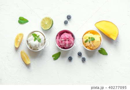 Various fruit and berries ice creams 40277095