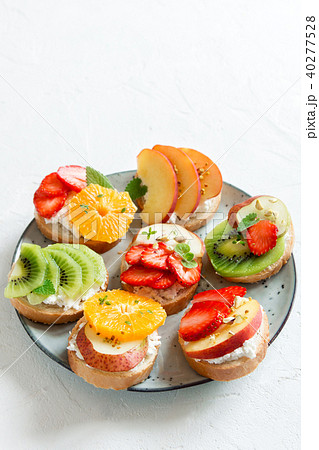 Fruit dessert sandwiches with ricotta cheese Fruit dessert sandwiches with ricotta cheese 40277528