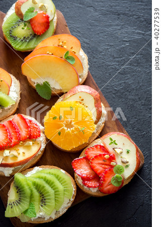 Dessert fruit sandwiches Dessert fruit sandwiches 40277539