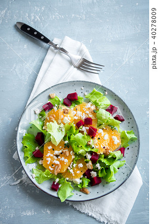 Beet and oranges salad with feta 40278009