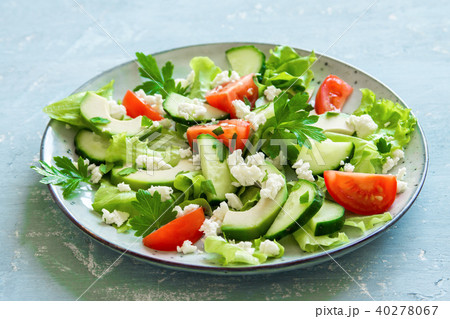 Avocado and tomatoes salad 40278067