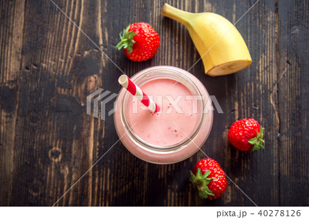 Strawberry and banana smoothie Strawberry and banana smoothie 40278126