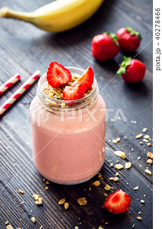 Strawberry and banana smoothie with granola Strawberry and banana smoothie with granola 40278466