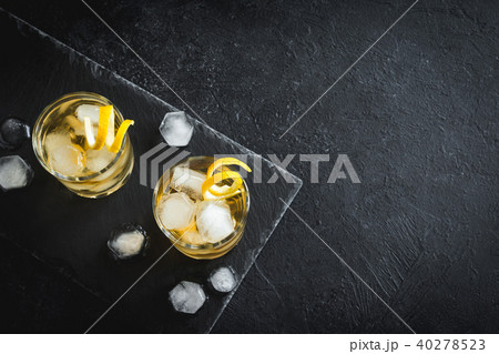 Whiskey on the rocks with lemon 40278523