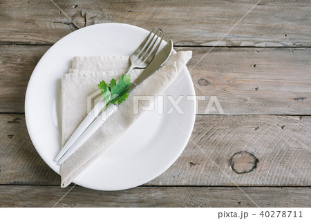 Table setting with green leaf Table setting with green leaf 40278711