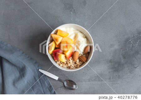 Fruit, granola and yogurt breakfast bowl 40278776