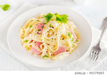 Alfredo tagliatelle pasta with sausages 40279065