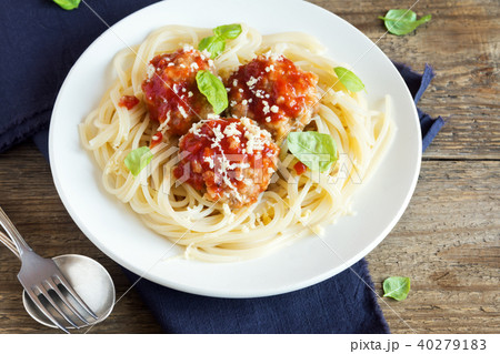 Spaghetti pasta with meatballs 40279183