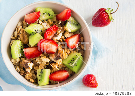 Homemade granola with fruits 40279288