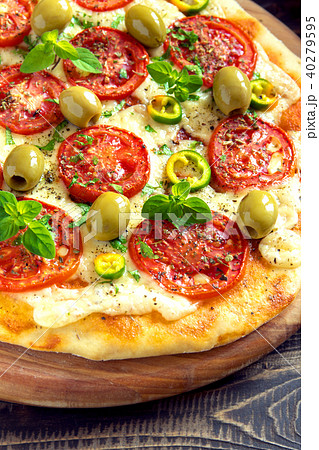 Vegetarian pizza. 40279595
