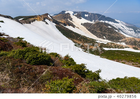 安達太良山の山頂付近から見た鉄山と矢筈森 安達太良山の山頂付近から見た鉄山と矢筈森 40279856