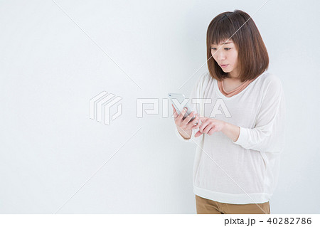 電話を持ってびっくりする女性 40282786