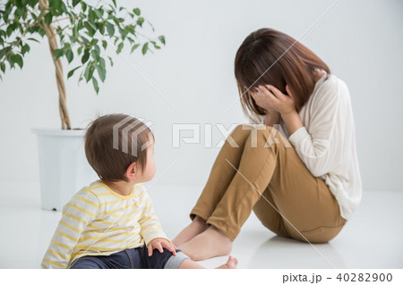 育児ノイローゼの女性 40282900