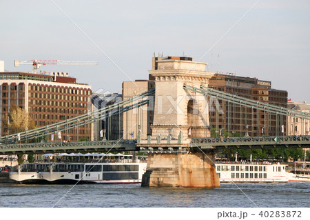 Beautiful Szechenyi Chain Bridge with sightseeing boat on River Danube Beautiful Szechenyi Chain Bridge with sightseeing boat on River Danube 40283872