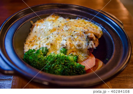 The cheese baked grilled chicken, broccoli ,carrot 40284108