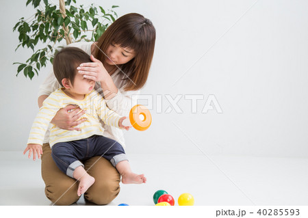 赤ちゃんの熱を測る女性 40285593