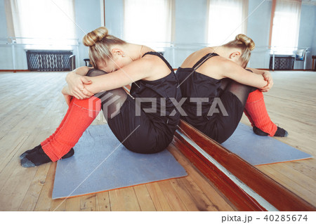 the dancer makes the warm-up 40285674