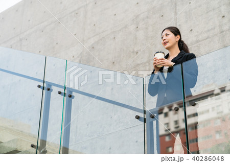 Office lady see in the distance feel relaxed 40286048