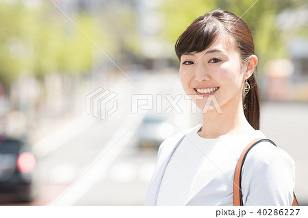 屋外のビジネスウーマン スーツの日本人女性 屋外のビジネスウーマン スーツの日本人女性 40286227