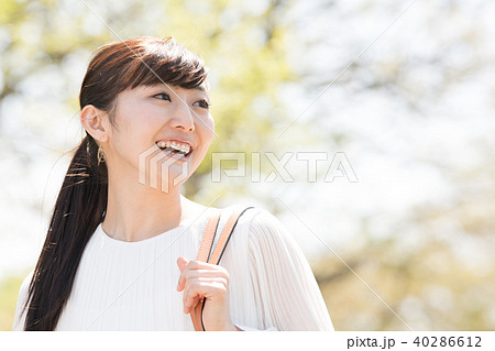 笑顔のビジネスウーマン スーツの日本人女性の写真素材 40286612 Pixta