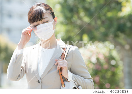 マスクをしたビジネスウーマン スーツの日本人女性の写真素材