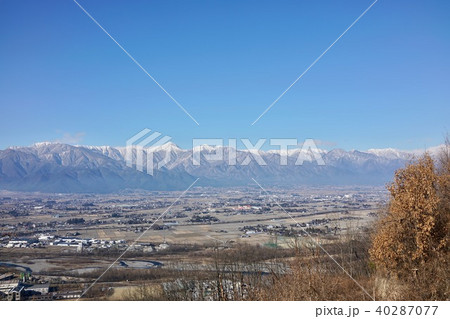 冠雪した北アルプスのスカイライン　安曇平眺望 40287077