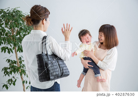 託児所に赤ちゃんをあずける(泣く) 託児所に赤ちゃんをあずける(泣く) 40287630