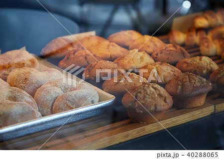 店頭に並ぶパン 40288065