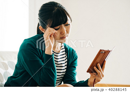 疲れ目の若い日本人女性　スマートフォン 40288145