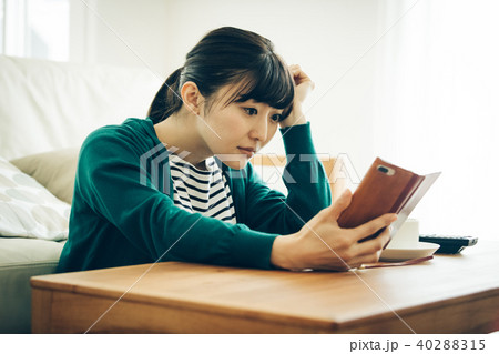 スマートフォンを見る若い日本人女性　スマホ老眼 40288315