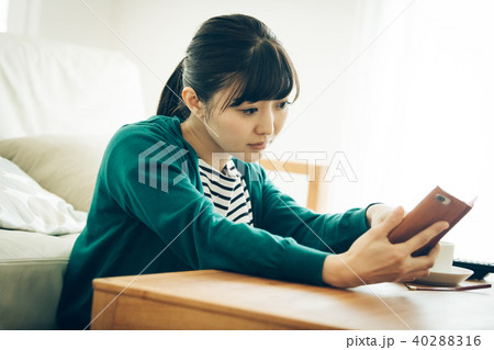 スマートフォンを見る若い日本人女性　スマホ老眼 40288316