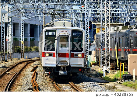 タワーの麓の下町を快走する通勤型ステンレス車 タワーの麓の下町を快走する通勤型ステンレス車 40288358