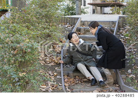 階段で転んだ高齢者・屋外 40288485
