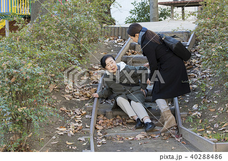 階段で転んだ高齢者・屋外 40288486