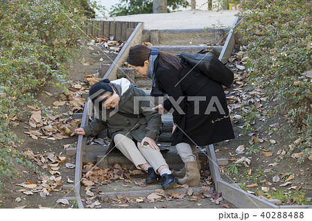 階段で転んだ高齢者・屋外 40288488
