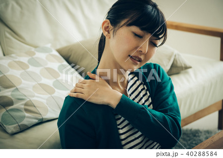 肩凝りに悩む若い日本人女性 肩凝りに悩む若い日本人女性 40288584