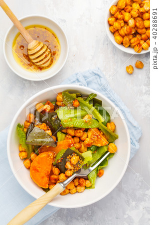 Salad with baked pumpkin and chickpeas Salad with baked pumpkin and chickpeas 40288691