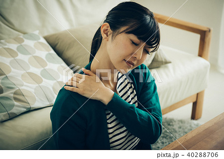 肩凝りの若い日本人女性 40288706