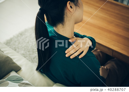 肩凝りの若い日本人女性 40288707