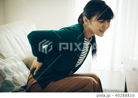 腰痛の若い日本人女性 40288810