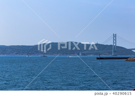 兵庫県神戸市、垂水区の海岸からの海の風景。明石海峡大橋。 40290615