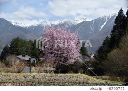 中山道東西中間の地からの見た駒ヶ岳方面 中山道東西中間の地からの見た駒ヶ岳方面 40290792