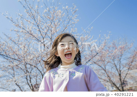 桜の咲く土手で遊ぶ女の子 桜の咲く土手で遊ぶ女の子 40291221