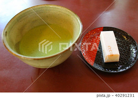濃い茶と和菓子 40291231