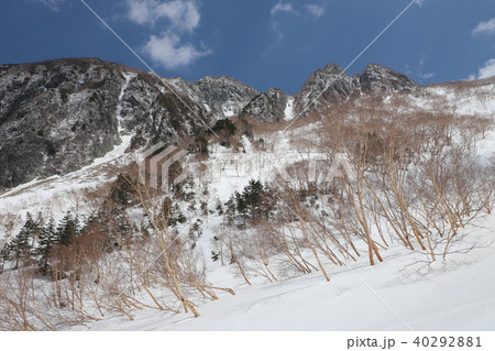 残雪の屏風岩 40292881