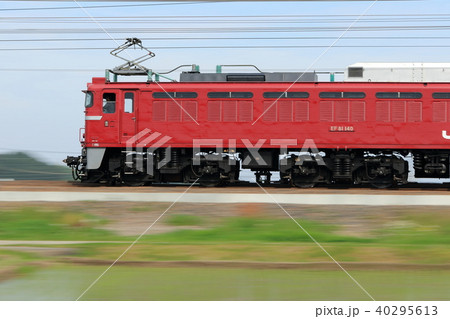 春の水田と赤い電気機関車 40295613