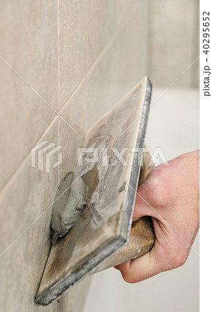 Fill the tile joints with grout. Fill the tile joints with grout. 40295652