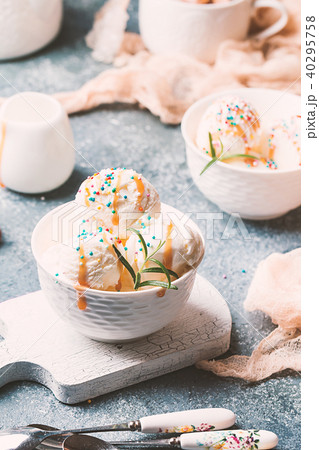 Homemade Organic Vanilla Ice Cream with Mint Homemade Organic Vanilla Ice Cream with Mint 40295758