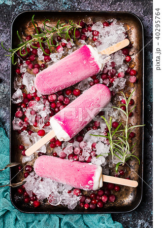 Top view pink cranberry popsicle 40295764