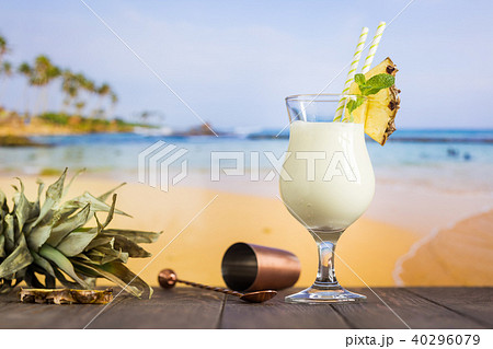Cold pina colada cocktail 40296079